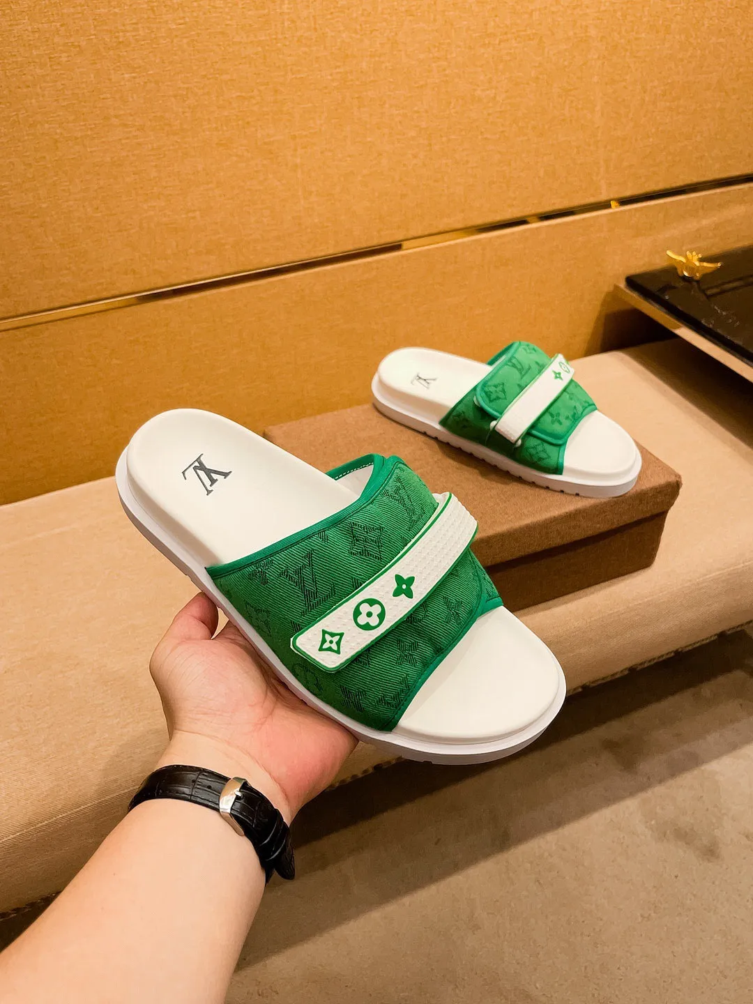 Men's men's shoes 💰 320💰 New model on the market 🔥[LV🔥 Louis Vuitton slippers] High-end 1:1 mold customization, original upgraded version of the outsole, lighter and non-slip. The top quality in the market, fashion focuses on trends, versatile and popular, simple yet tasteful, a must-have for fashionistas, exuding a fashionable and casual atmosphere, fashion is at your feet, full of confidence, the same style at the counter👍The season of spring and summer slippers is here, they are super beautiful to wear, 38-44 3⃣️colors available🔥